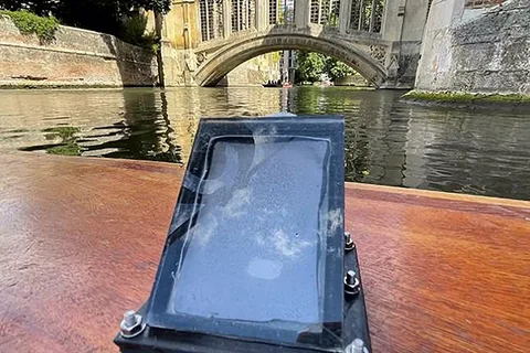 Solar-powered device produces clean water and clean fuel at the same time