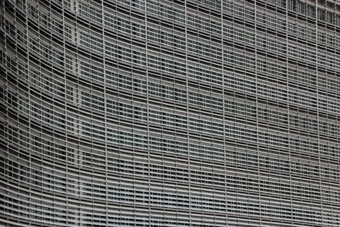 Dynamic photovoltaic blinds for glaze-façade buildings