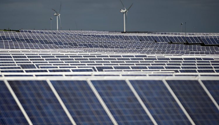 Egypt covers Lake Nasser with the world's largest floating solar power plant with a capacity of 5,000 megawatts.